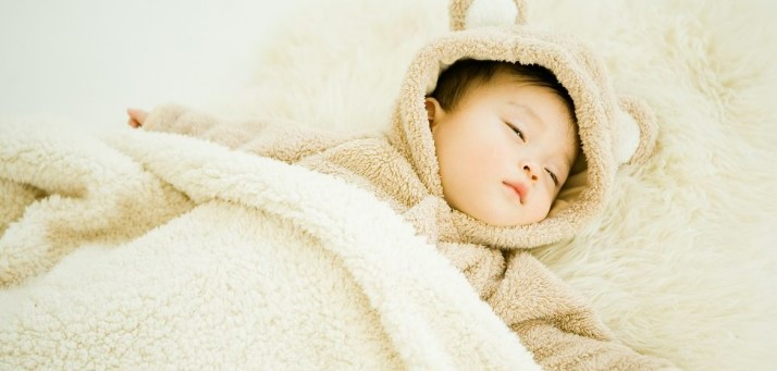 赤ちゃんを自然な睡眠へと促すおくるみ【エマムール】